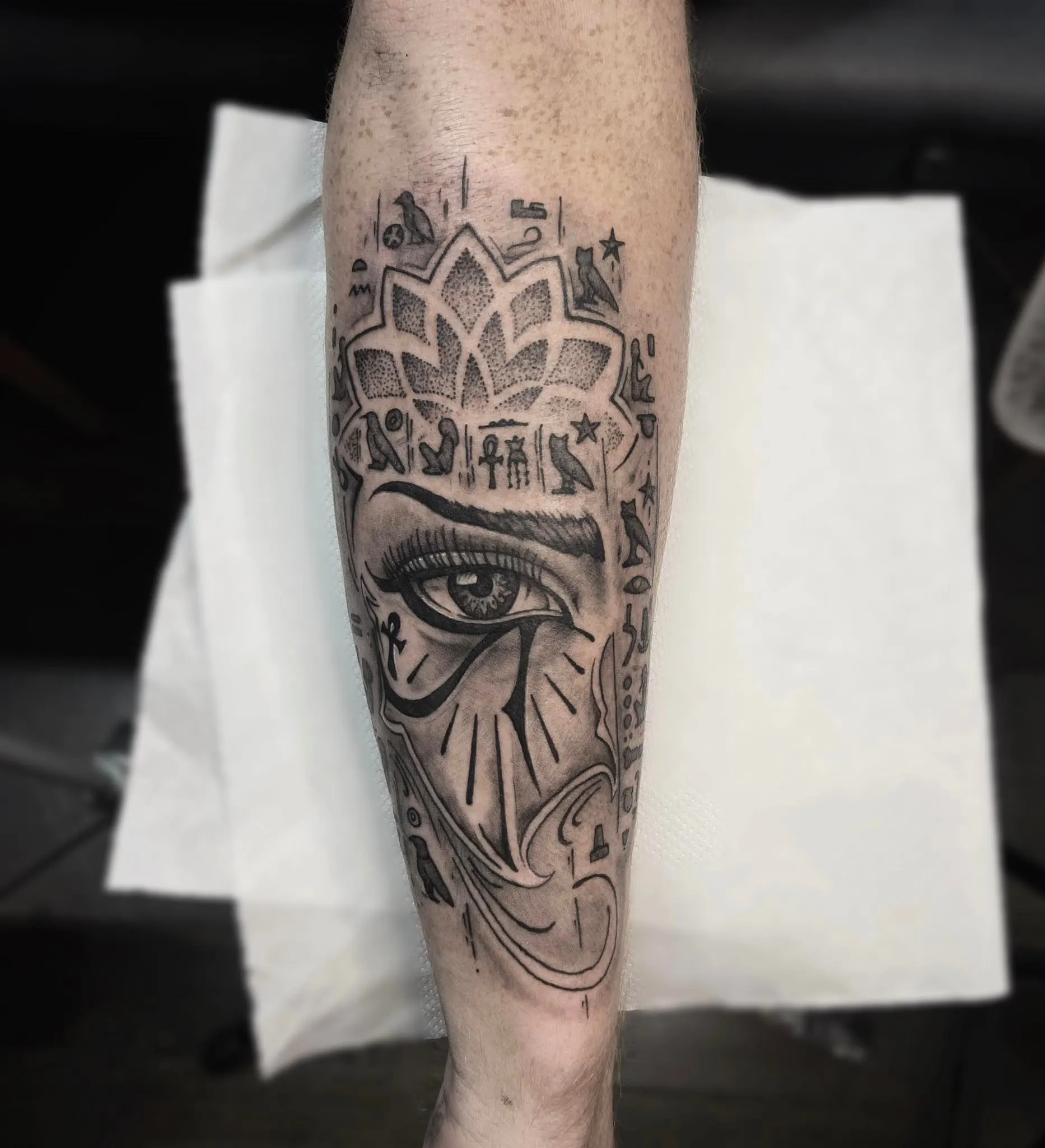 tatuaje de un ojo con simbolos egipcios
