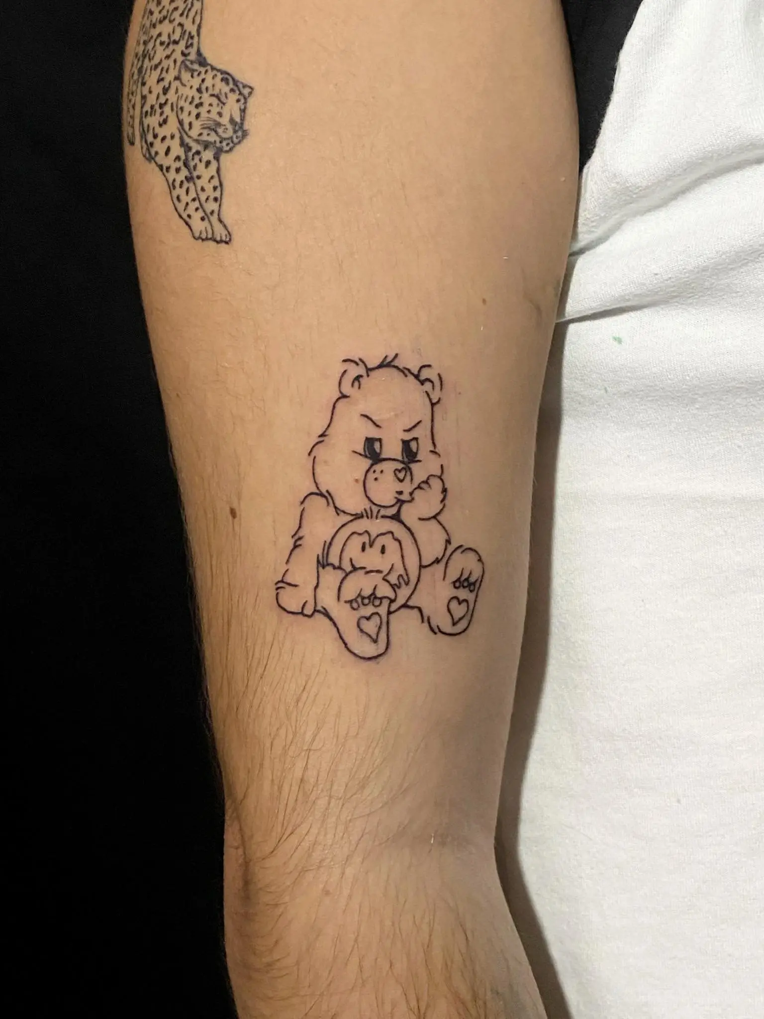 tatuaje de un osito cariñoso