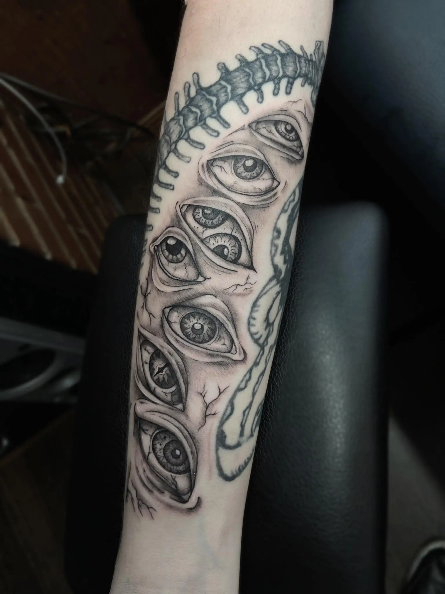 tatuaje de un vial de veneno