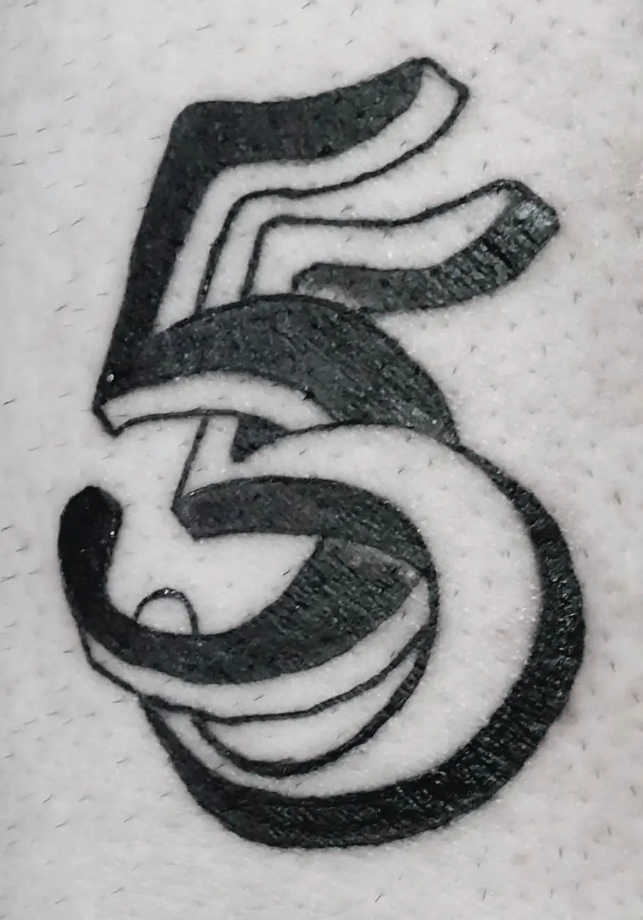 tatuaje de dos cinco entrelazados