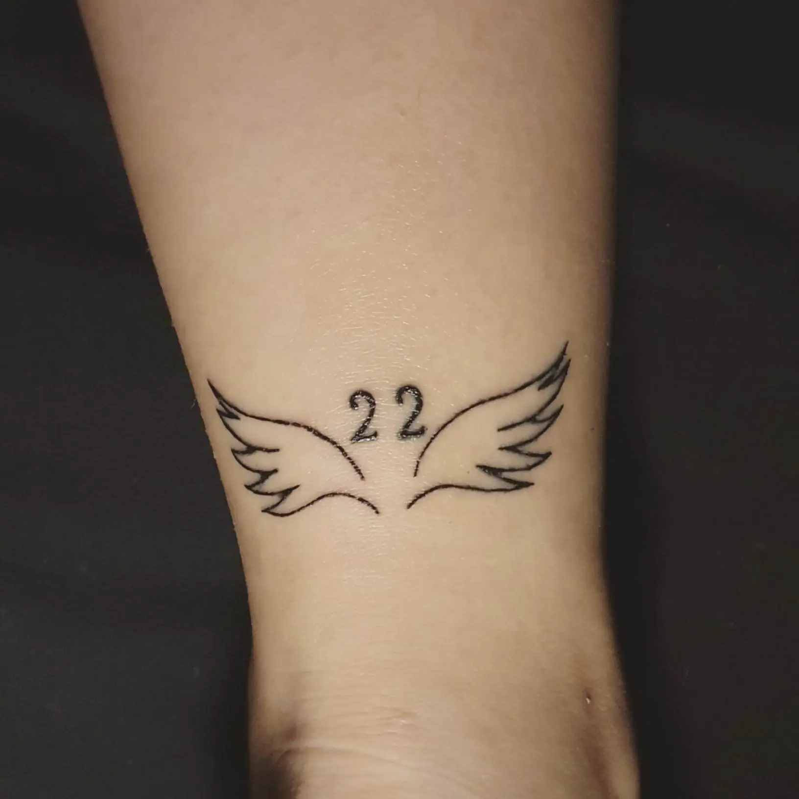 tatuaje minimalista alas