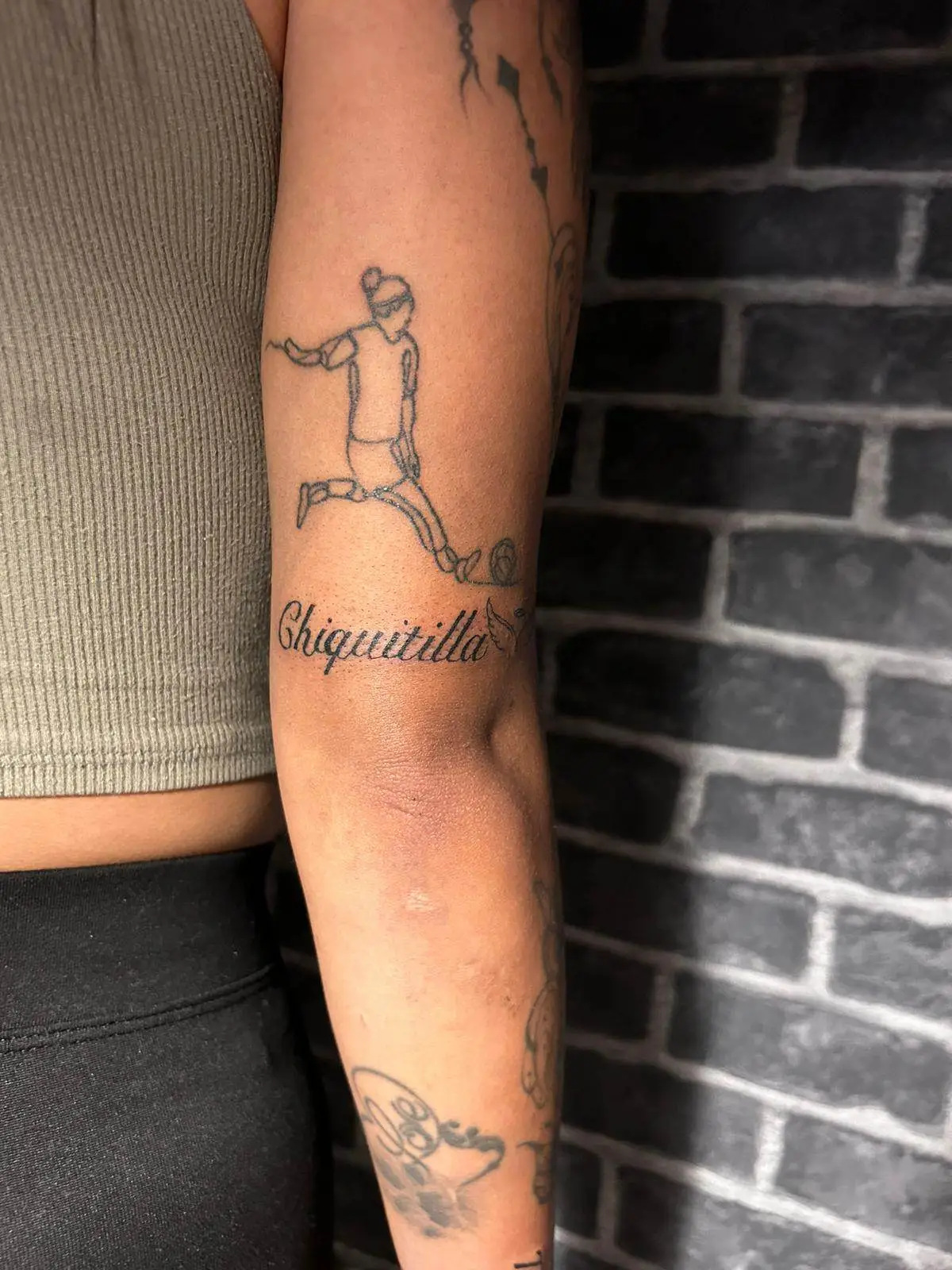  tatuaje de una niña jugando al fútbol