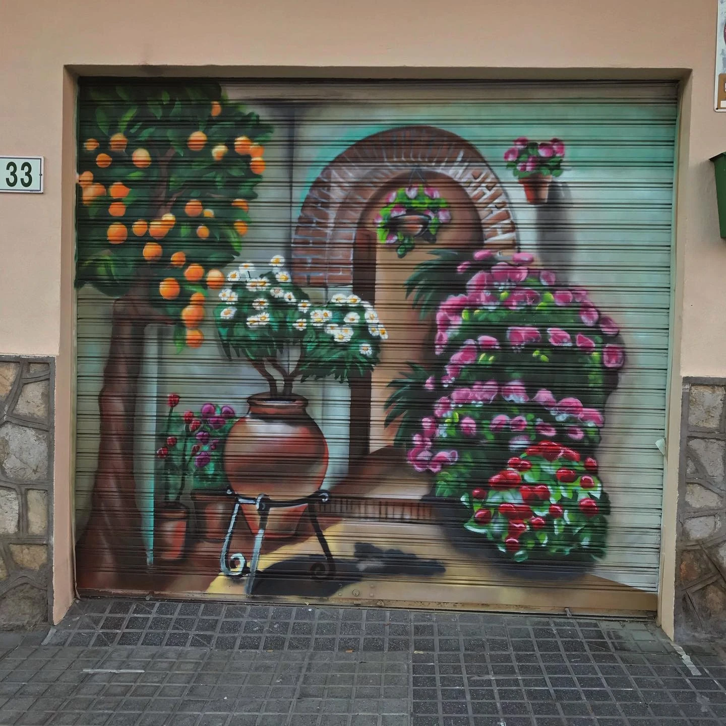 grafiti de una fachada que representa un paisaje de tipo italiano