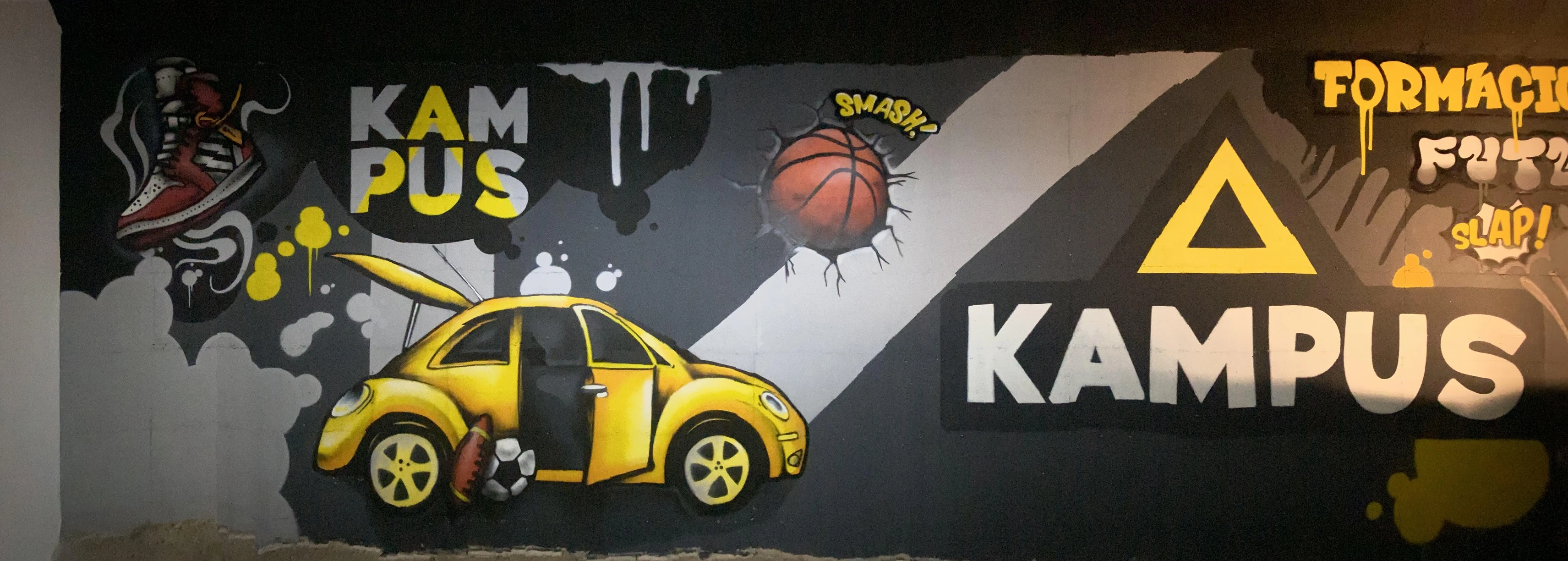 grafiti de un coche amorillo