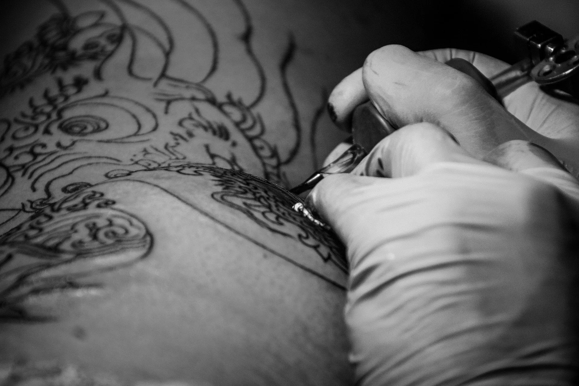 una foto de un tatuador trabajando